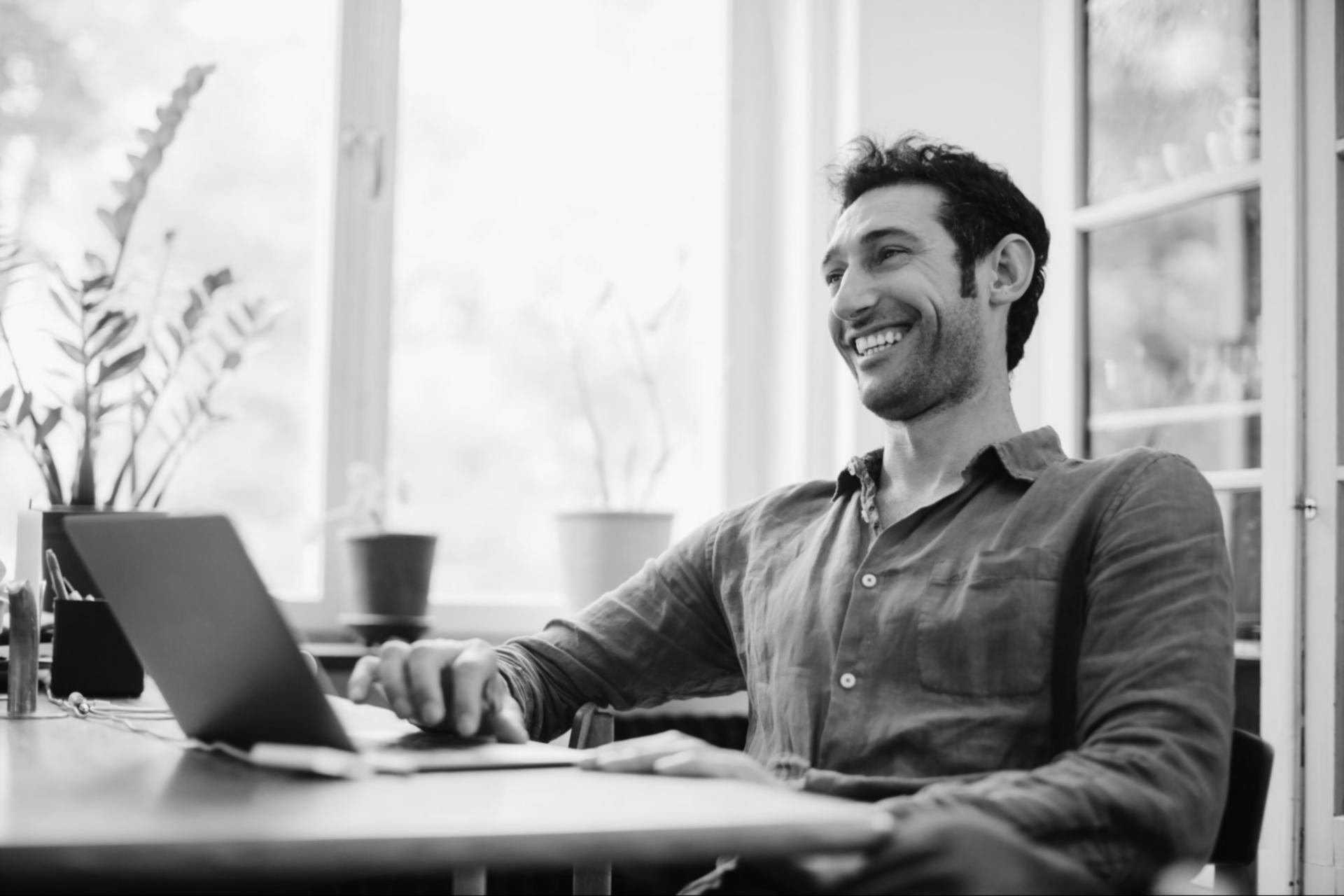 Espacio de trabajo creativo con herramientas para desarrollar ideas